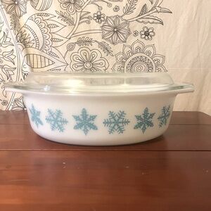 Vintage Pyrex Turquoise Snowflakes Casserole Dish 2 1/2 qt With Lid